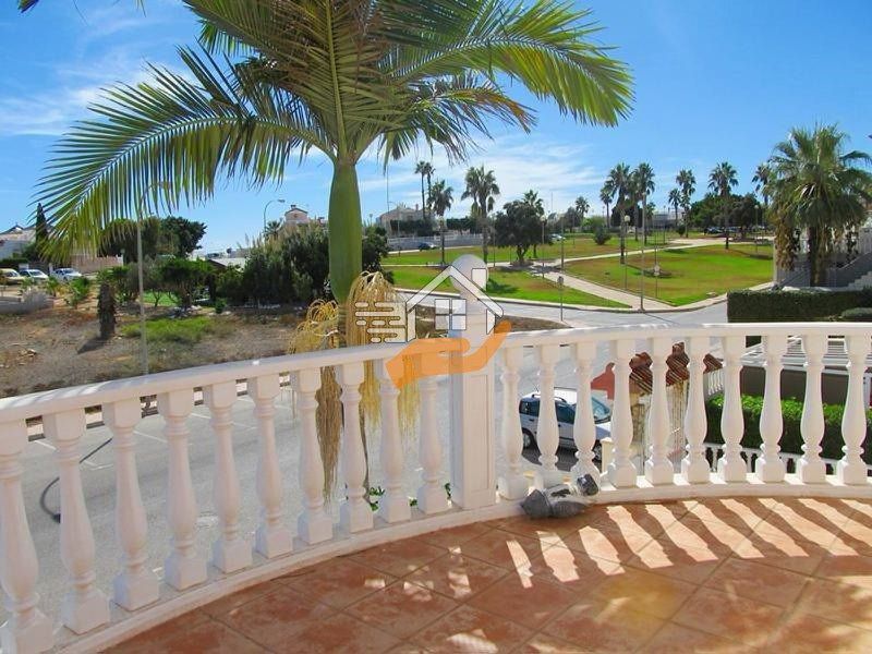 Vista exterior de Casa o chalet en venta en Torrevieja con Aire acondicionado, Terraza y Amueblado