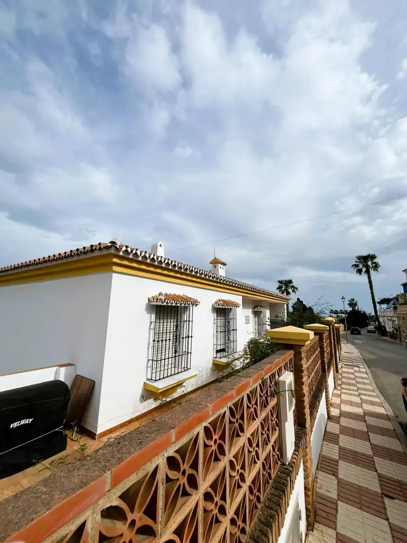 Vista exterior de Casa o xalet en venda en Rincón de la Victoria amb Jardí privat, Terrassa i Balcó