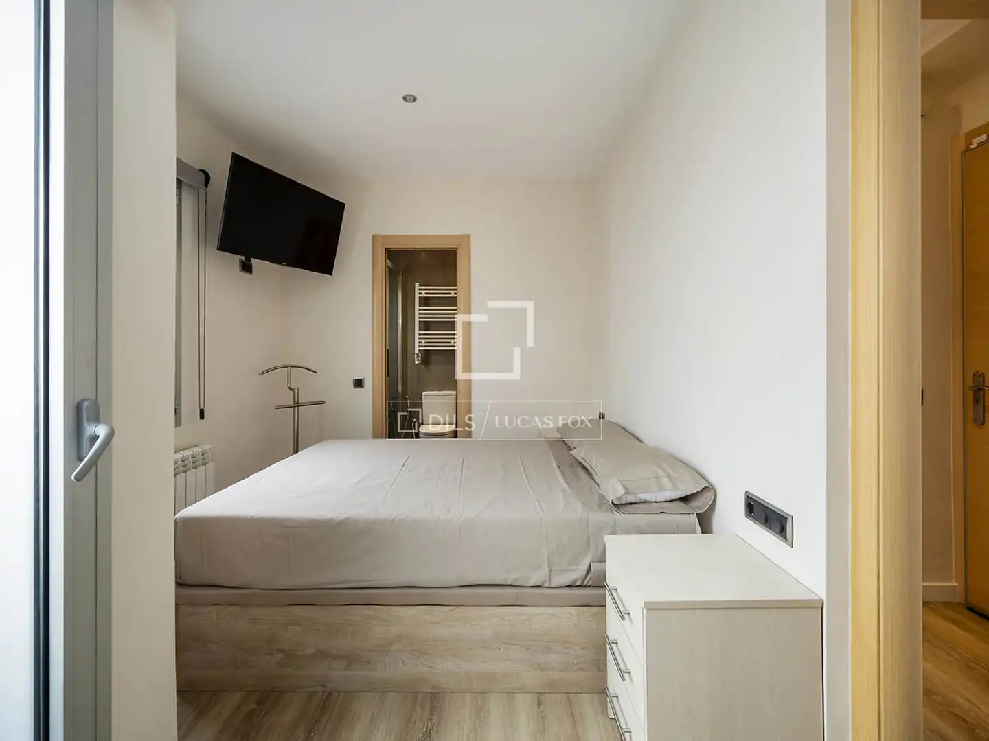 Schlafzimmer von Dachboden zum Verkauf in Barcelona mit Heizung, Terrasse und Möbliert