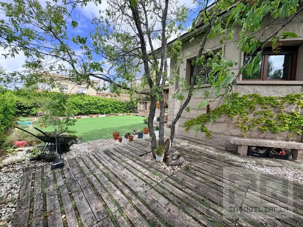 Garten von Haus oder Chalet zum Verkauf in Las Navas del Marqués  mit Ofen, Waschmaschine und Mikrowelle