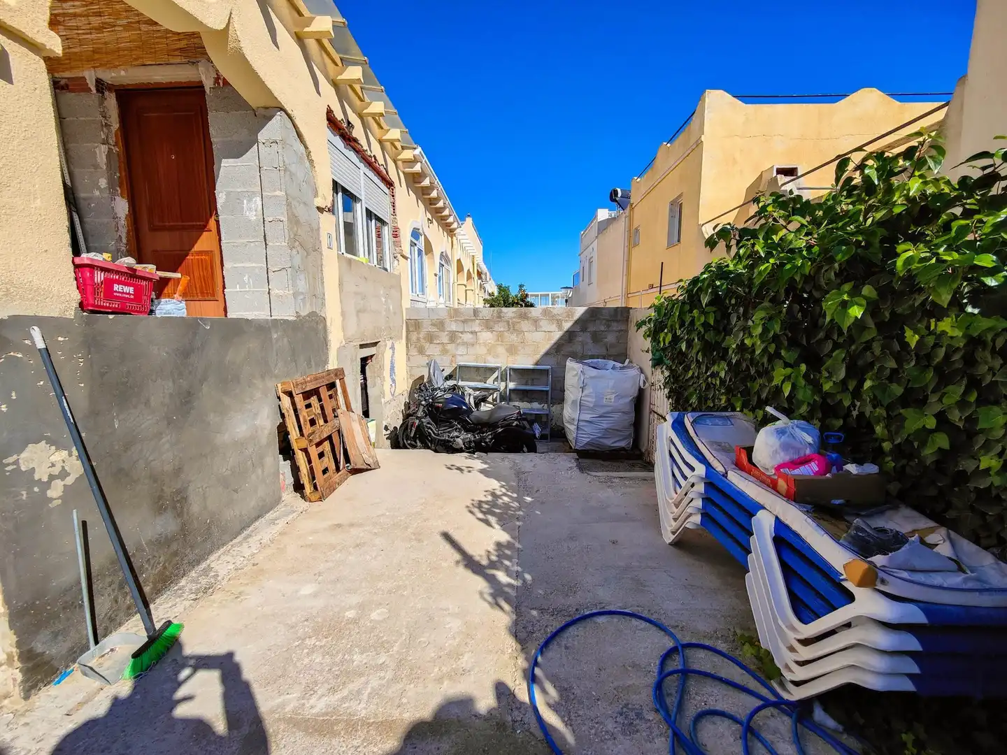 Vista exterior de Finca rústica en venda en San Miguel de Salinas amb Jardí privat, Piscina i Moblat
