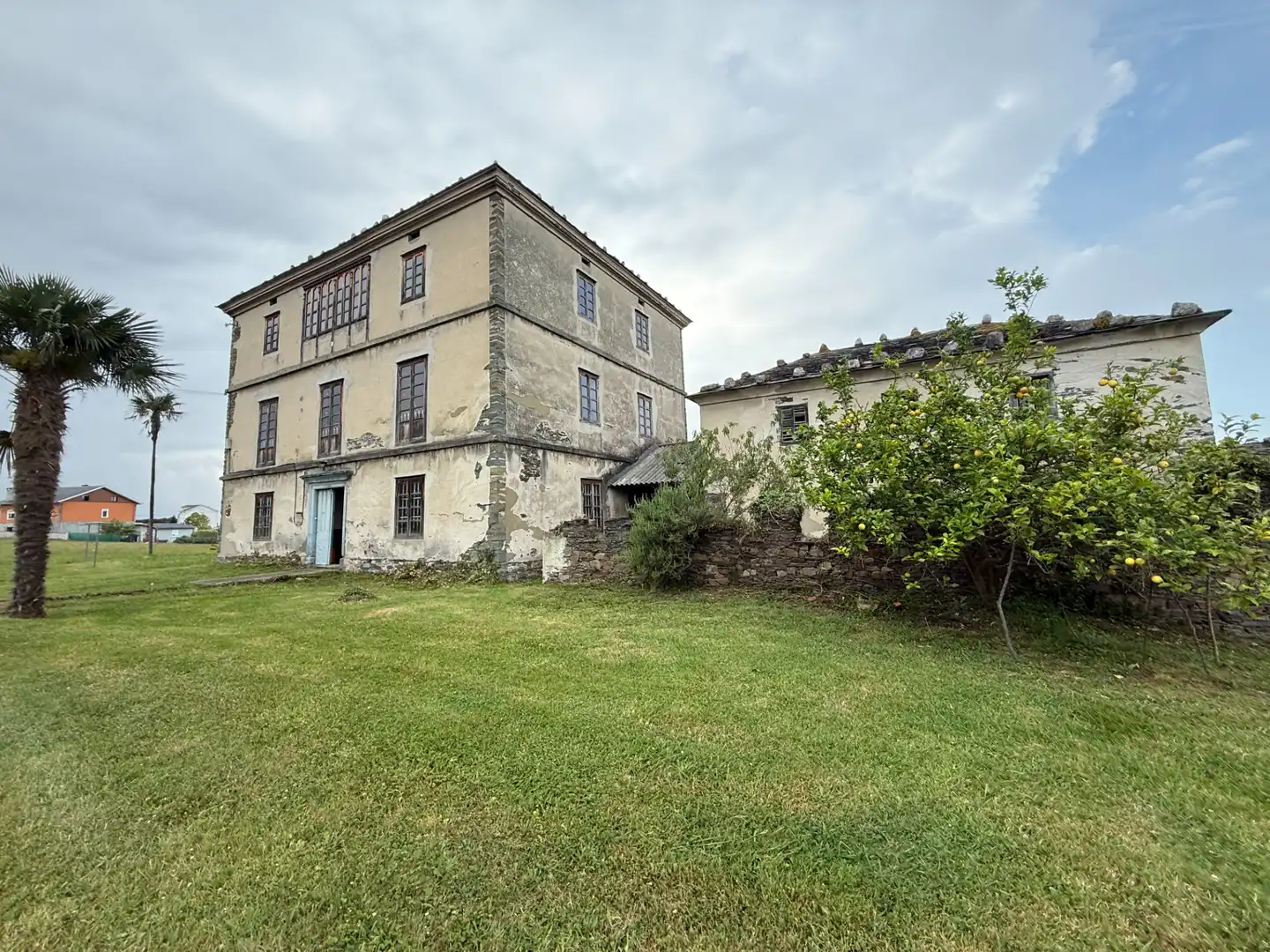 Vista exterior de Casa o xalet en venda en Coaña amb Jardí privat, Traster i Moblat
