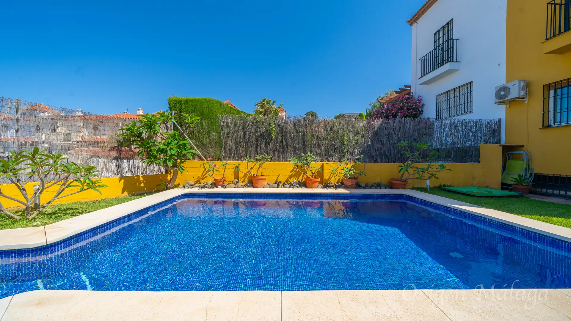 Piscina de Casa adosada en venta en Vélez-Málaga con Calefacción, Jardín privado y Terraza