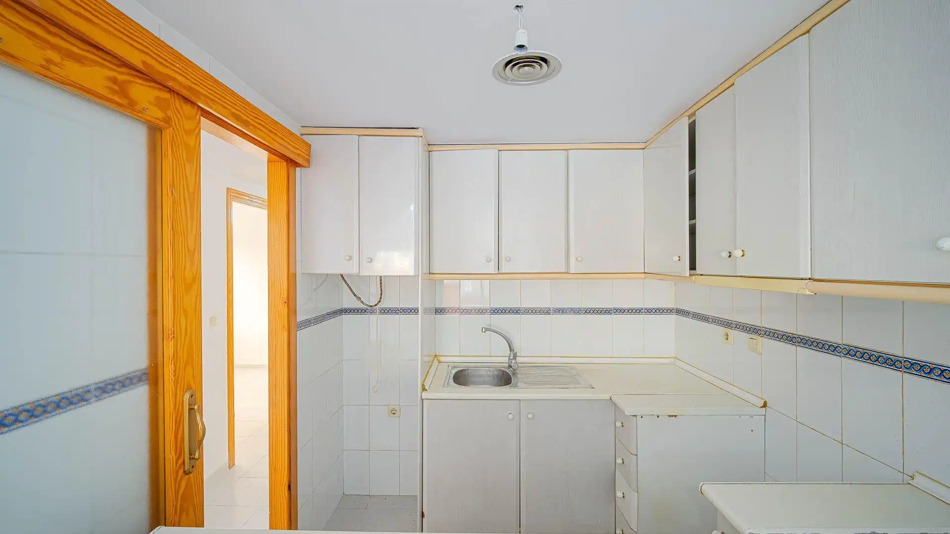 Küche von Wohnung zum Verkauf in Torrevieja mit Klimaanlage, Heizung und Privatgarten