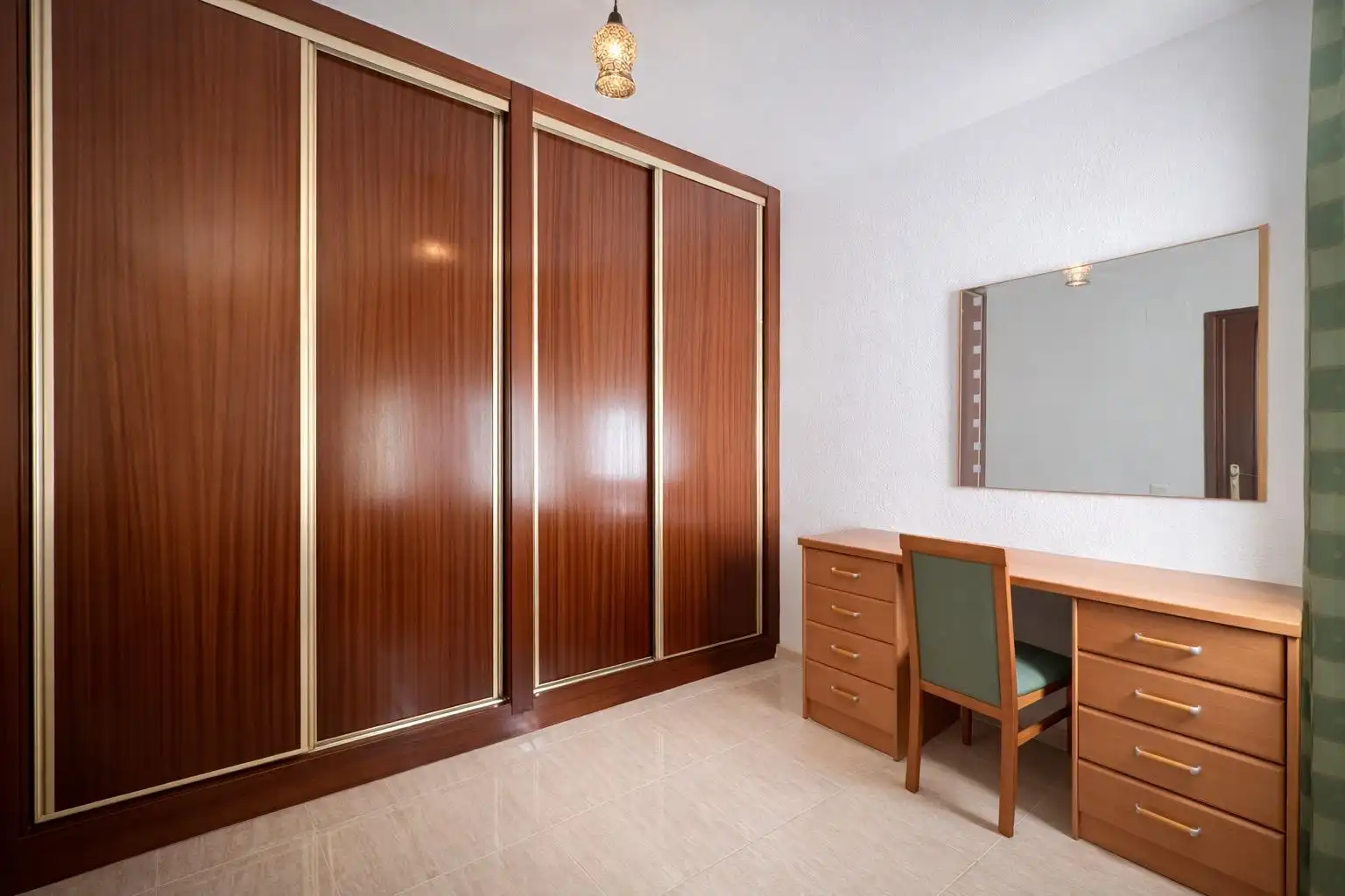 Schlafzimmer von Dachboden zum Verkauf in Sorvilán mit Terrasse und Möbliert