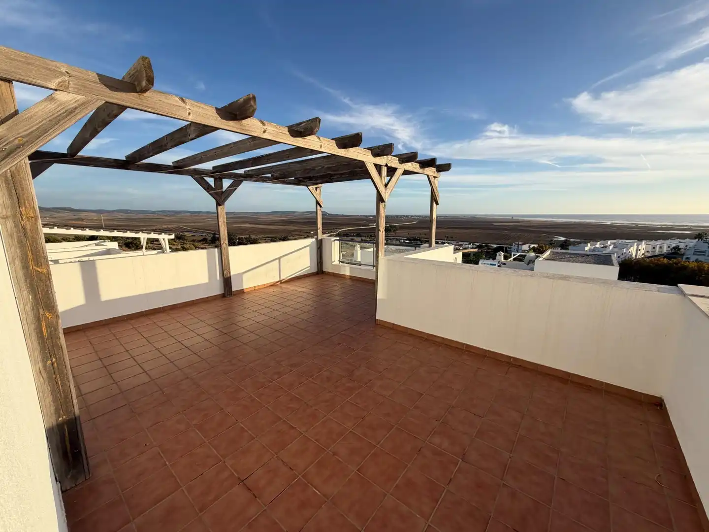 Terrassa de Casa adosada en venda en Conil de la Frontera amb Terrassa, Traster i Piscina comunitària