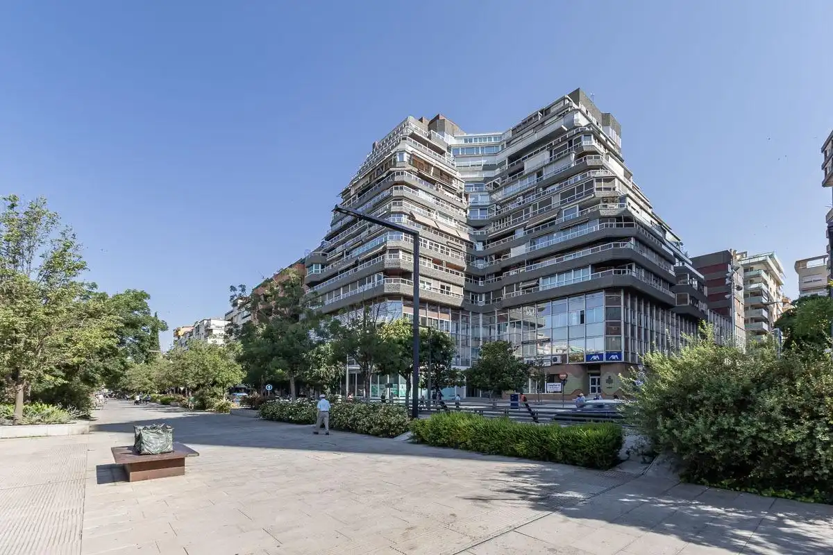 Vista exterior de Pis en venda en Granada amb Calefacció i Forn