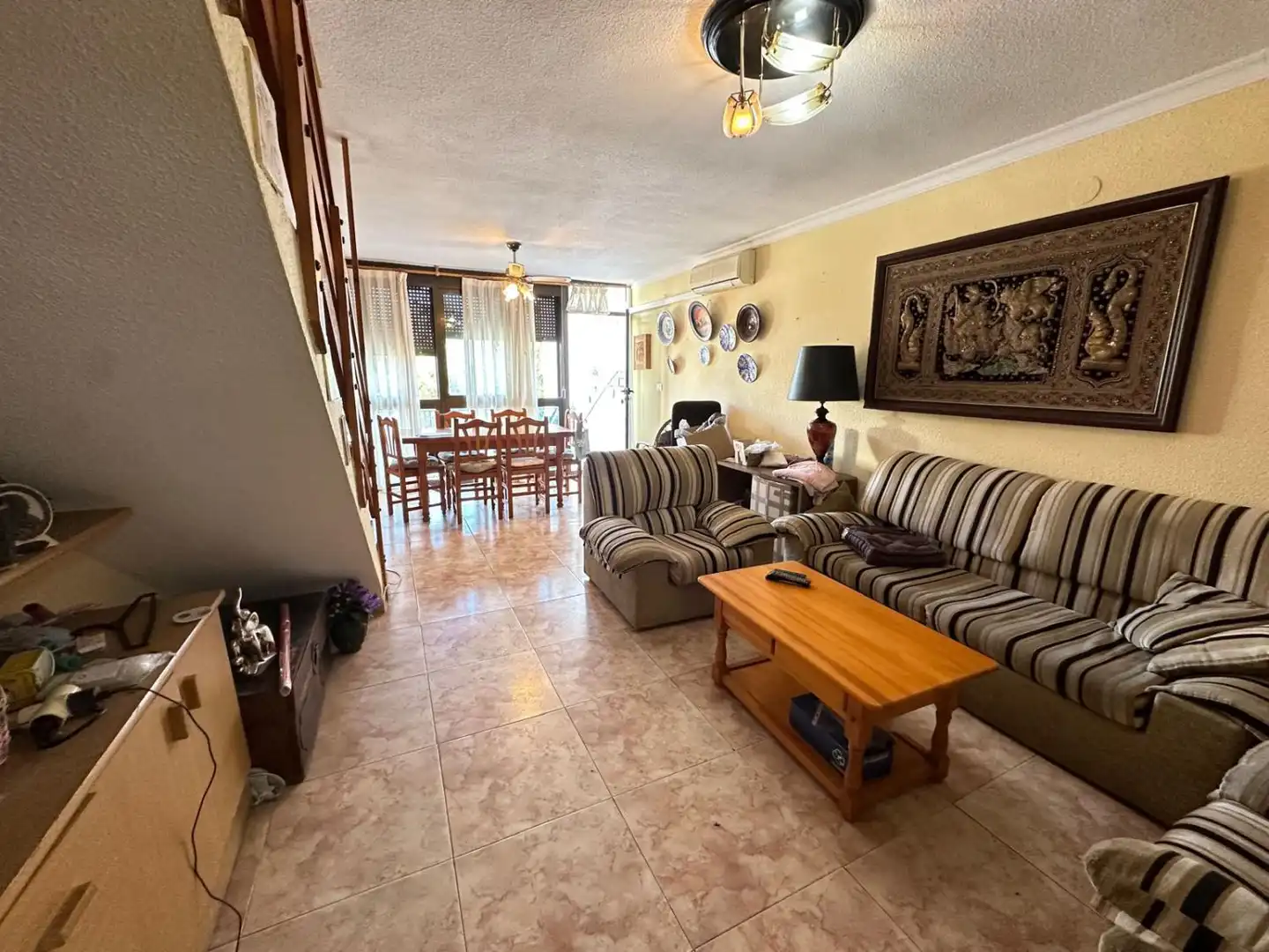 Wohnzimmer von Einfamilien-Reihenhaus zum Verkauf in Benicasim / Benicàssim mit Klimaanlage, Heizung und Terrasse