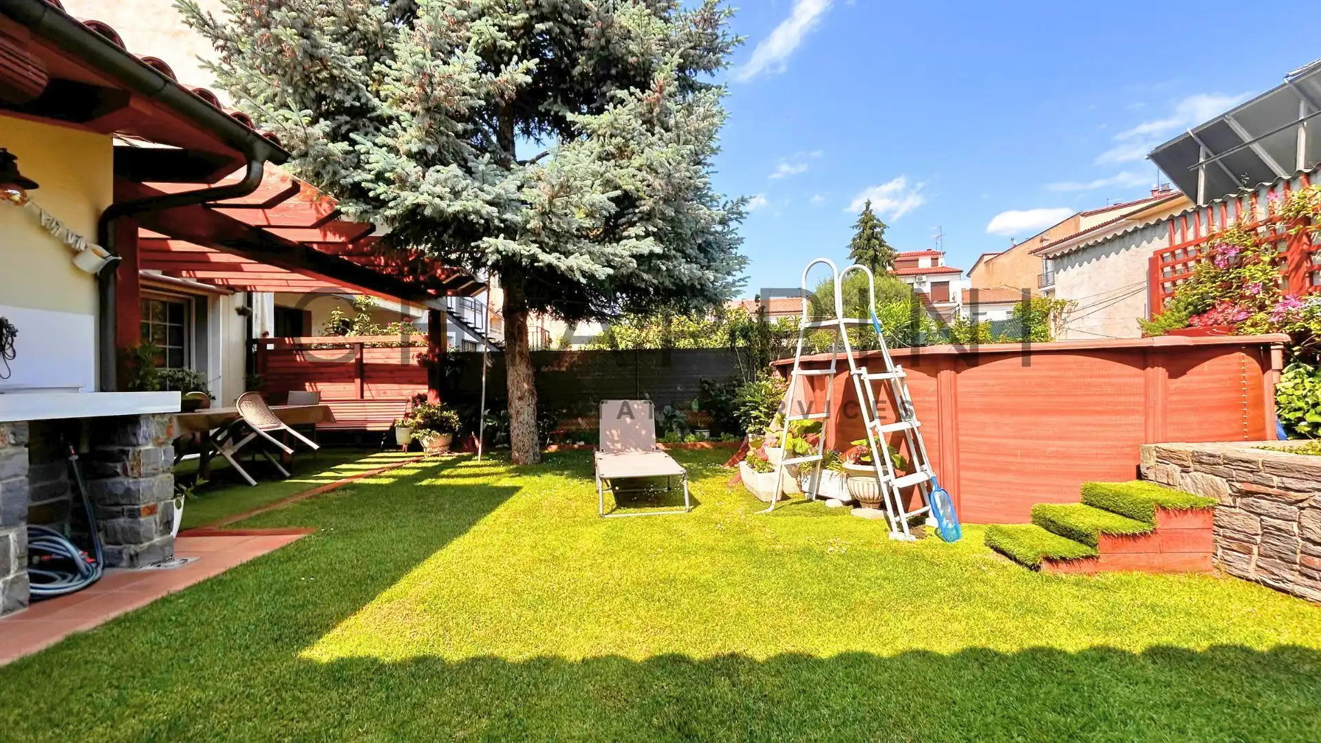 Garten von Einfamilien-Reihenhaus zum Verkauf in Manlleu mit Heizung und Abstellraum