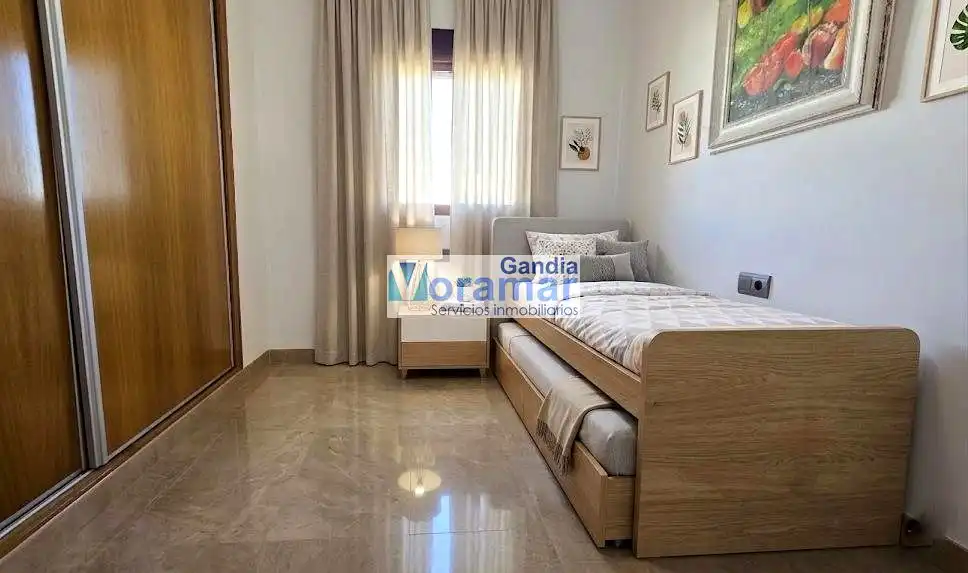 Dormitori de Apartament de lloguer en Gandia amb Aire condicionat, Terrassa i Moblat