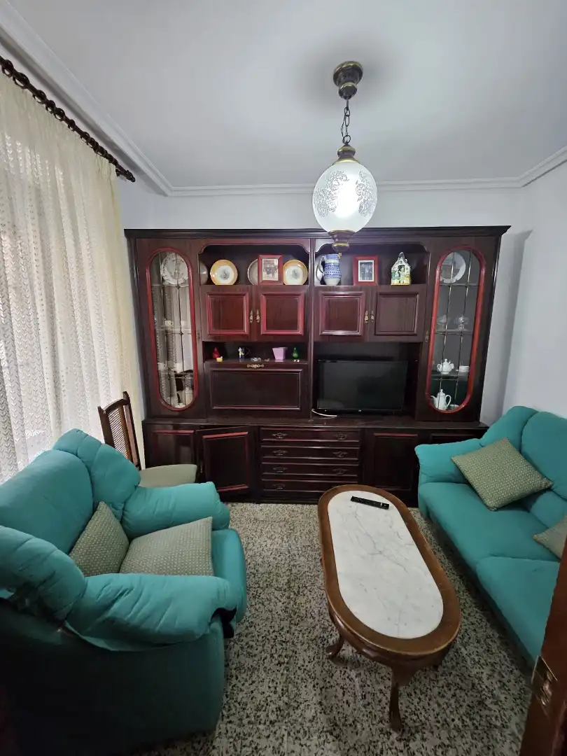 Wohnzimmer von Einfamilien-Reihenhaus zum Verkauf in Ledrada mit Möbliert