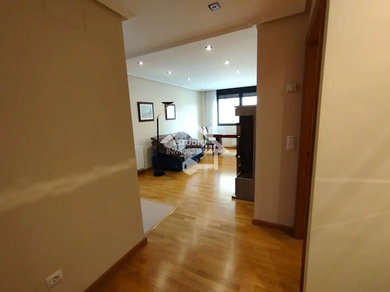 Wohnung zum Verkauf in Oyón-Oion mit Heizung, Abstellraum und Balkon