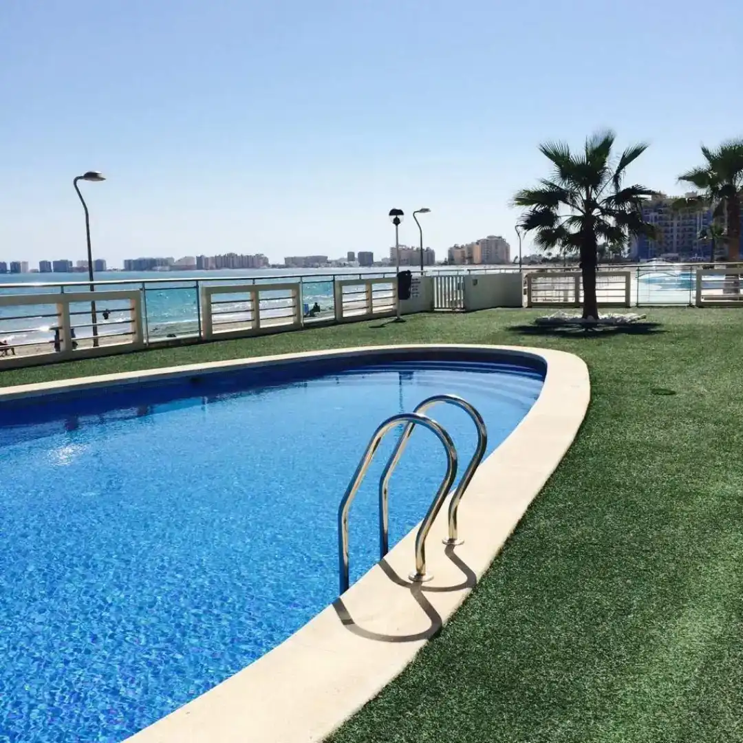Piscina de Apartament en venda en La Manga del Mar Menor amb Aire condicionat, Piscina i Balcó