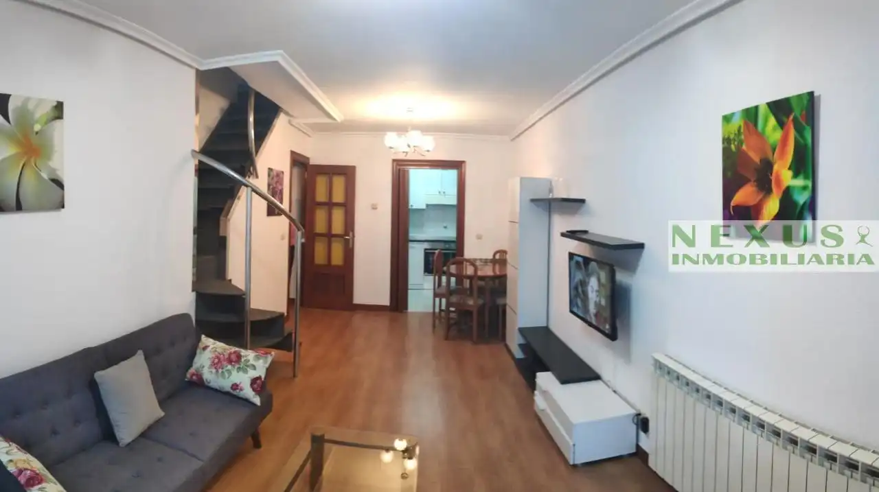 Sala d'estar de Àtic de lloguer en Palencia amb Calefacció i Moblat