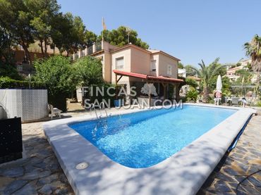 Chalet con piscina en venta en Pueblo Español - Coveta Fumá