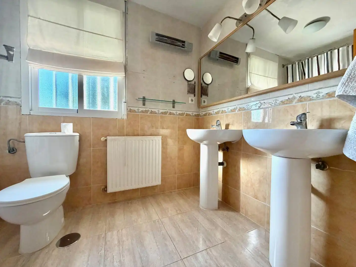 Badezimmer von Einfamilien-Reihenhaus zum Verkauf in Seseña mit Klimaanlage, Heizung und Alarm