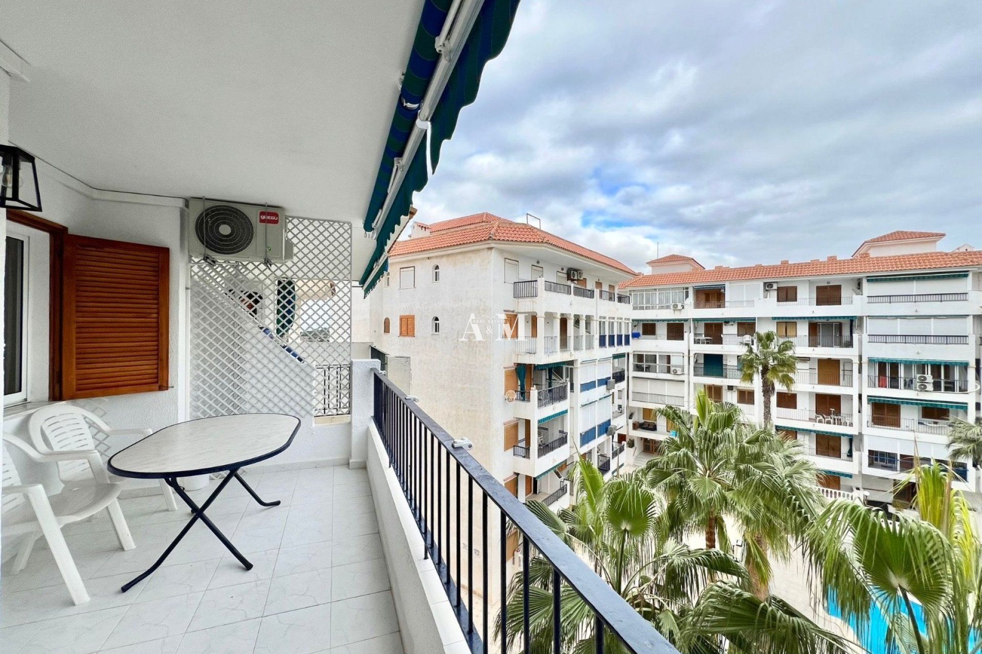 Außenansicht von Wohnung zur Miete in Torrevieja mit Klimaanlage, Heizung und Terrasse