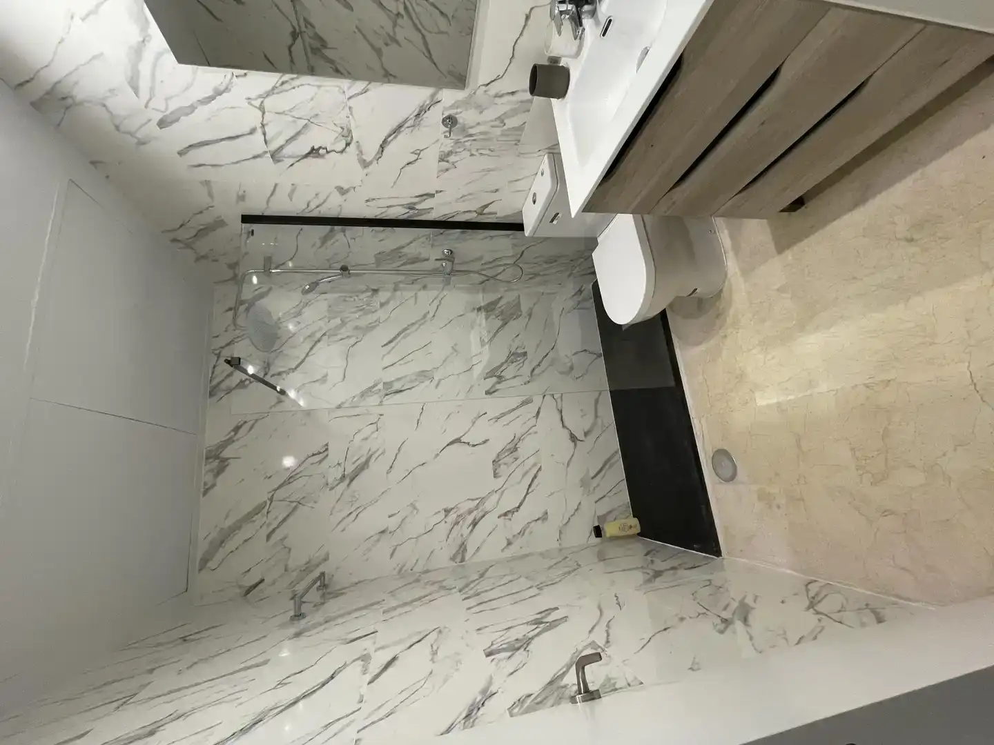 Badezimmer von Wohnung zur Miete in Marbella mit Klimaanlage, Privatgarten und Schwimmbad