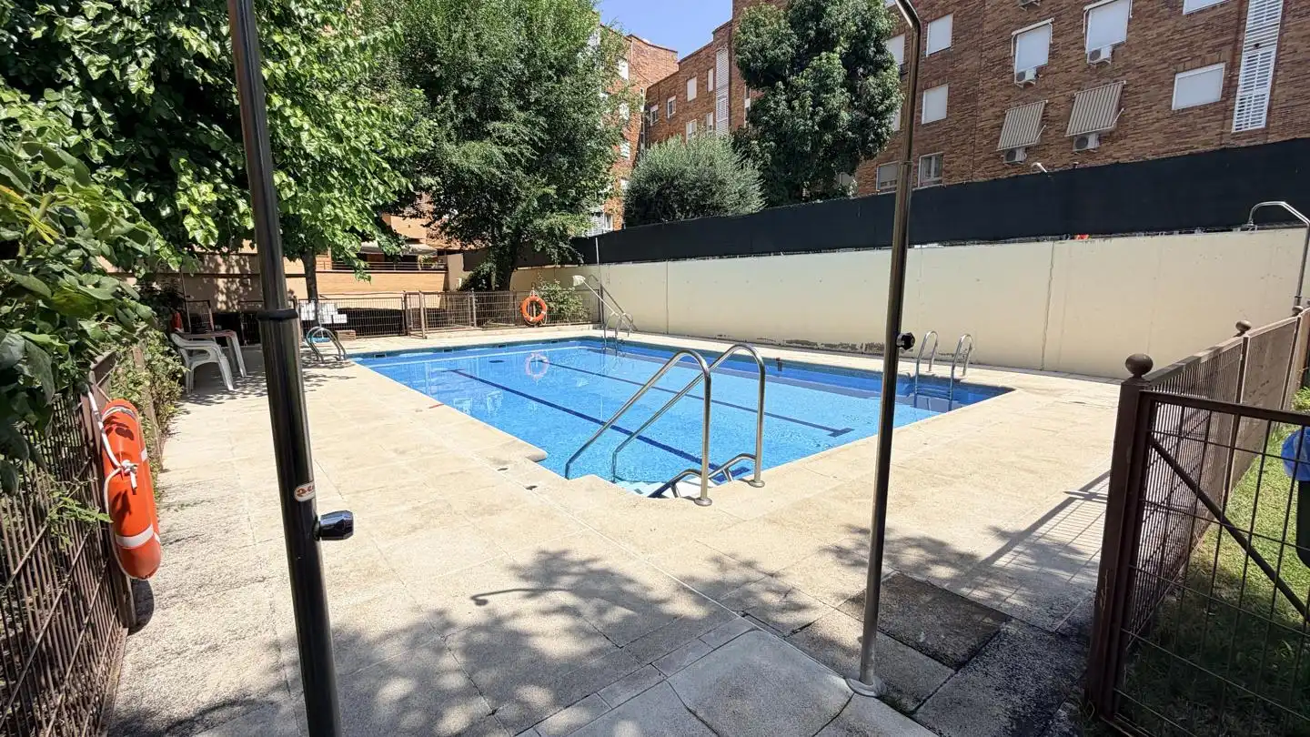 Piscina de Dúplex en venta en Madrid con Aire acondicionado, Calefacción y Parquet
