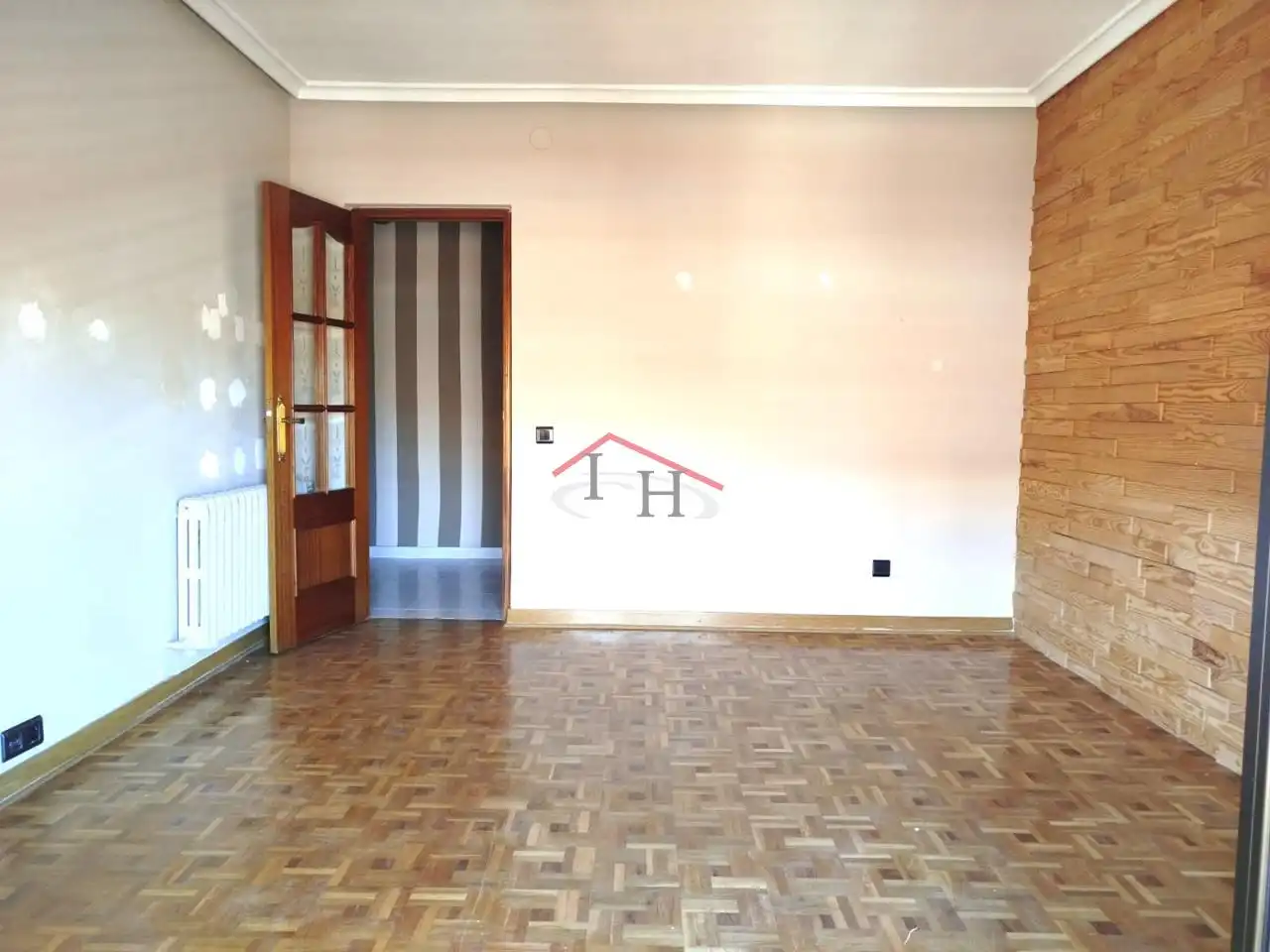 Sala d'estar de Pis en venda en León Capital  amb Calefacció, Terrassa i Traster
