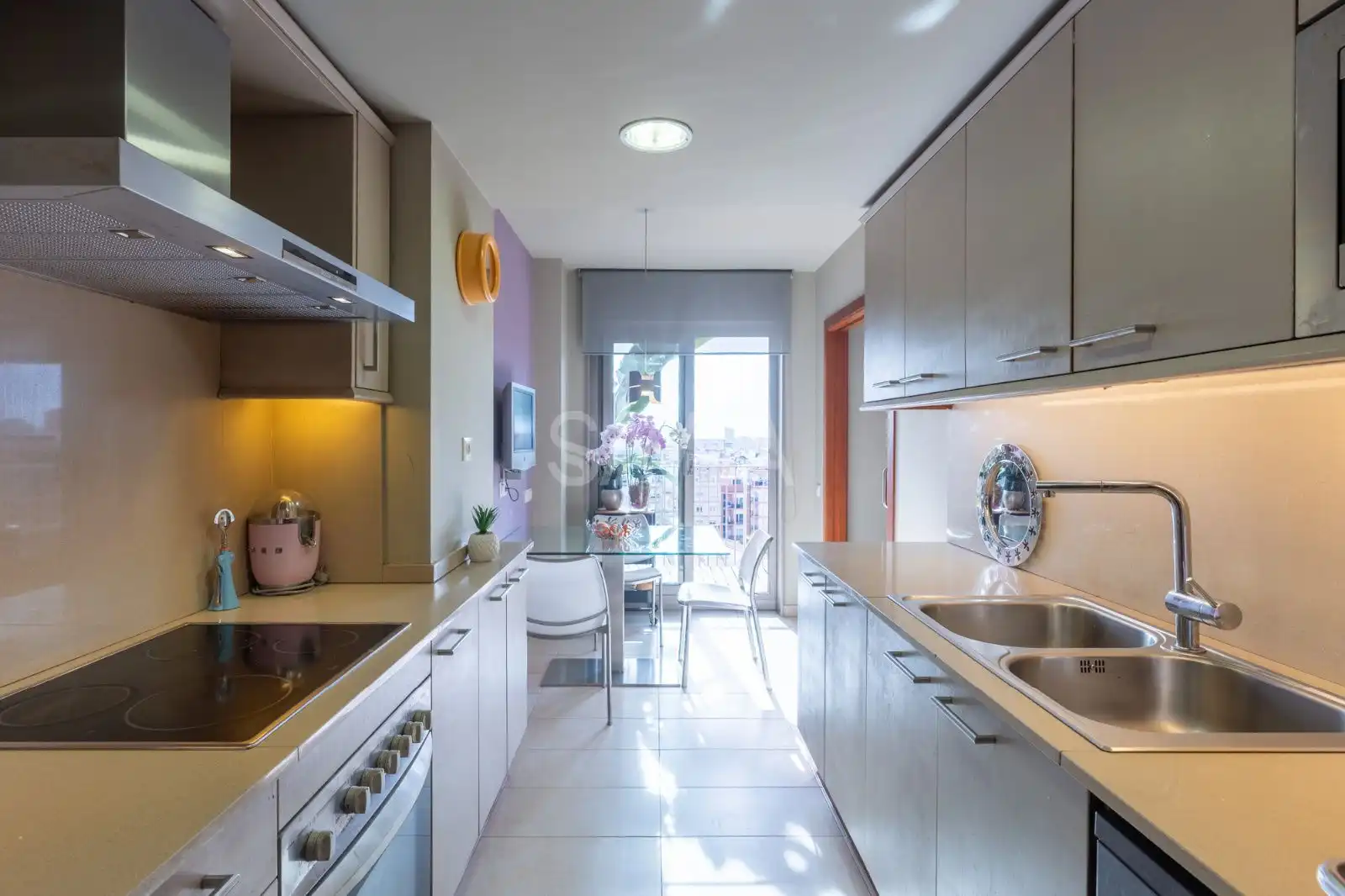 Cocina de Ático en venta en L'Hospitalet de Llobregat con Aire acondicionado, Calefacción y Parquet