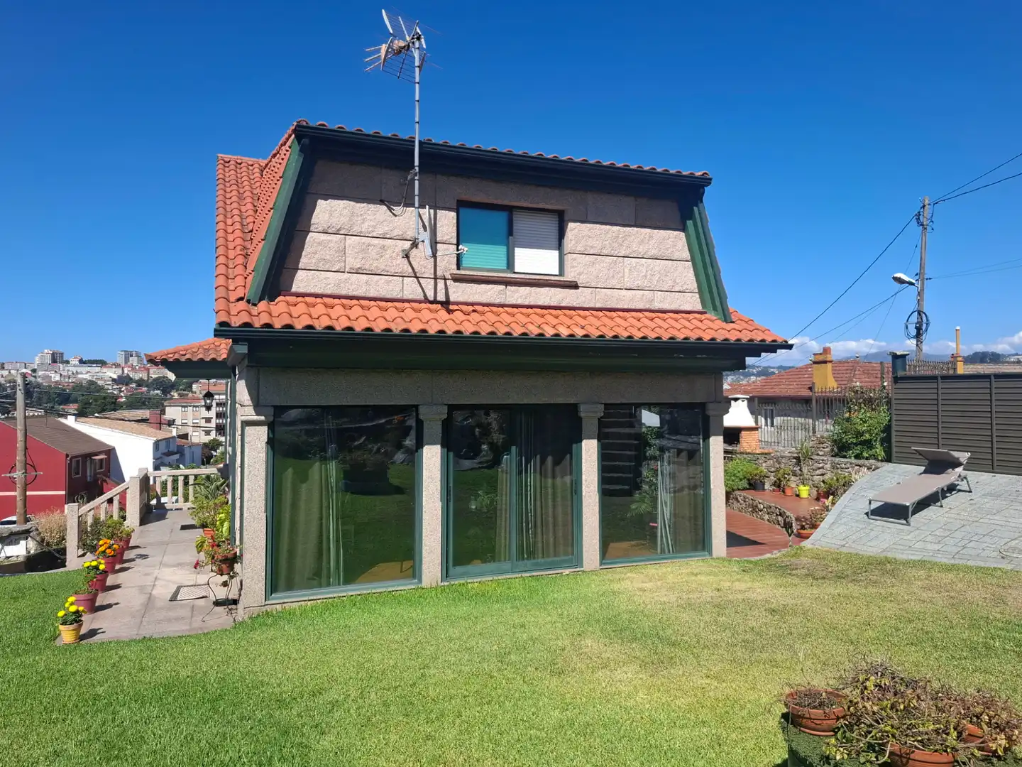 Vista exterior de Casa o xalet en venda en Vigo  amb Calefacció, Jardí privat i Traster