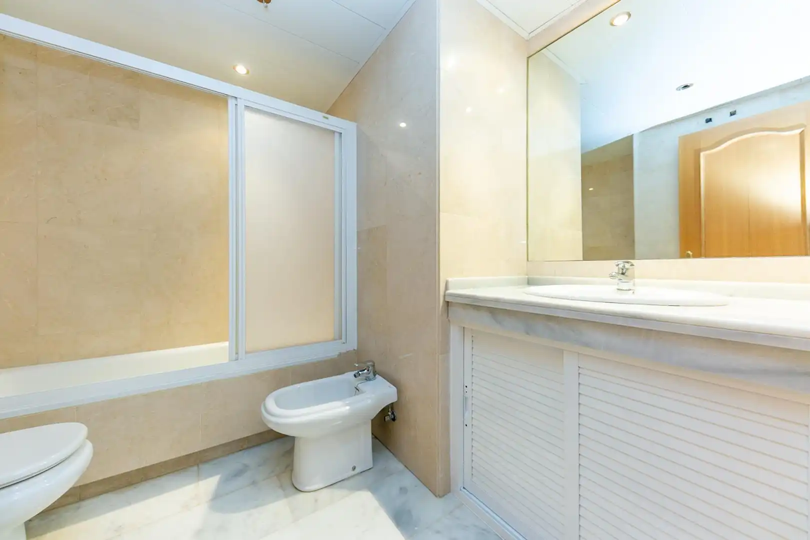 Baño de Planta baja en venta en Fuengirola con Aire acondicionado, Calefacción y Jardín privado
