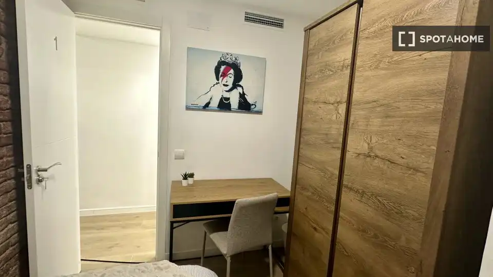 Dormitori de Pis de lloguer en L'Hospitalet de Llobregat amb Aire condicionat, Calefacció i Moblat