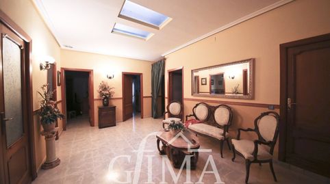 Casa de dos plantas con 703m2 de superficie. Con negocio en la parte de abajo.