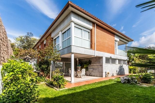 Vista exterior de Casa o xalet en venda en Sabadell amb Aire condicionat, Calefacció i Jardí privat