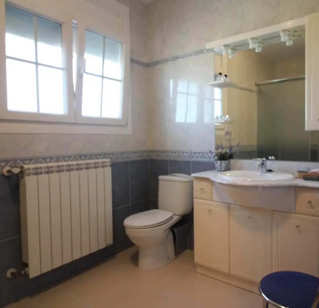Bathroom of Houses for sale in Figueres  with Heating