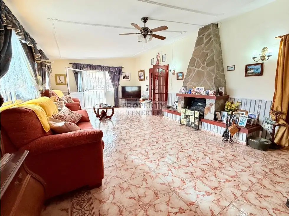 Sala d'estar de Casa o xalet en venda en Arona amb Terrassa, Piscina i Moblat