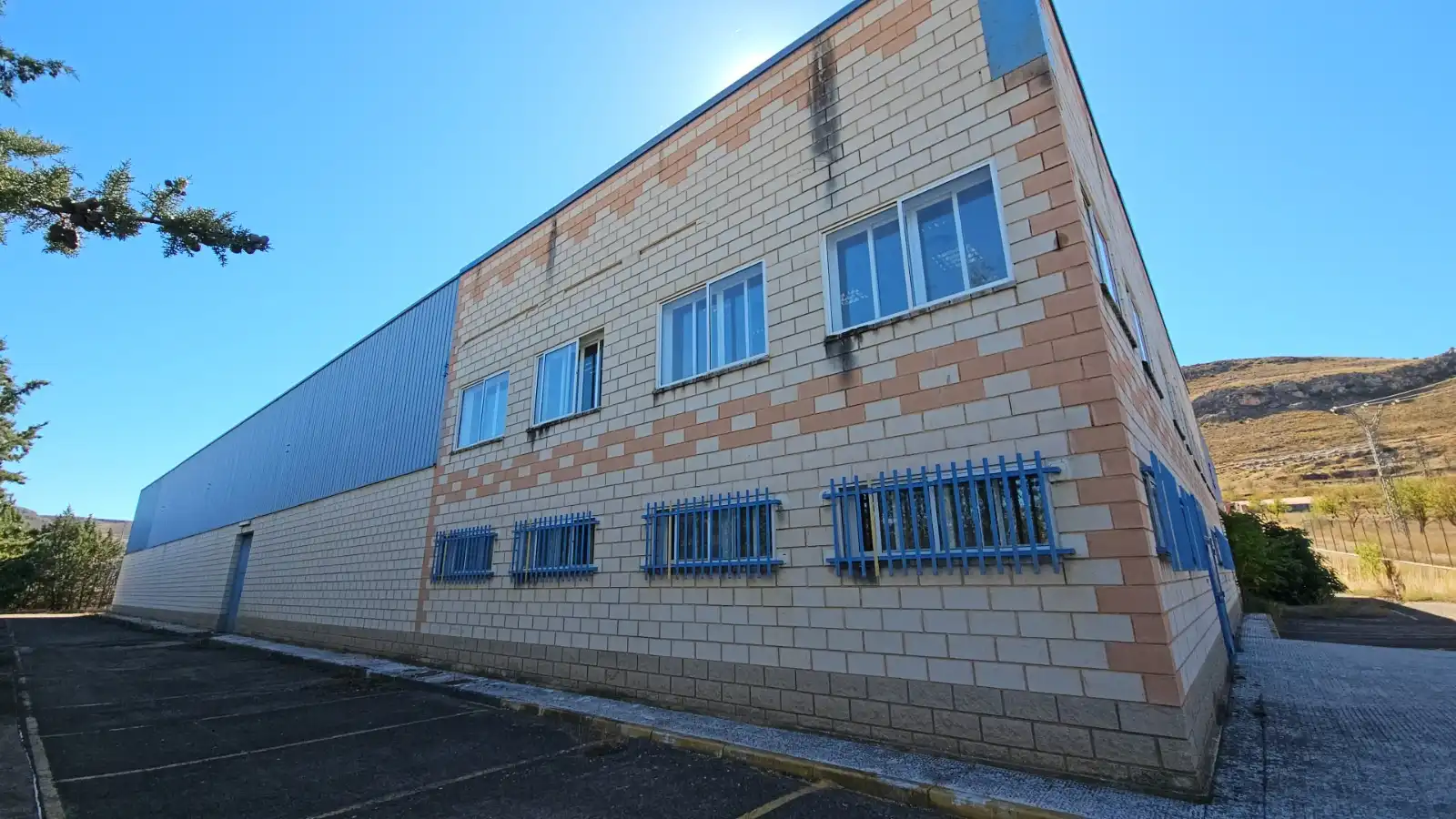 Vista exterior de Nave industrial en venta en Alhama de Aragón
