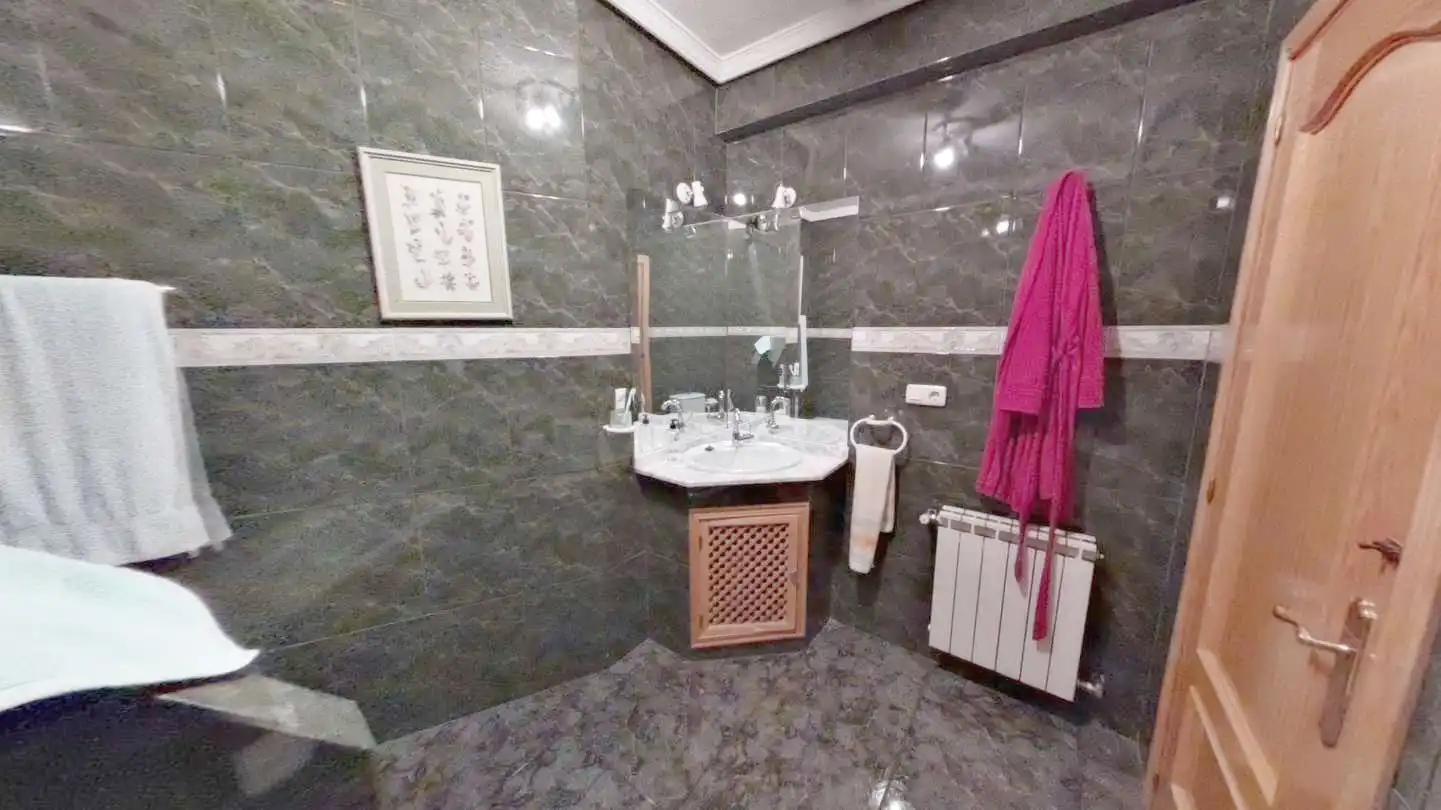 Baño de Piso en venta en Navahermosa con Calefacción, Terraza y Amueblado