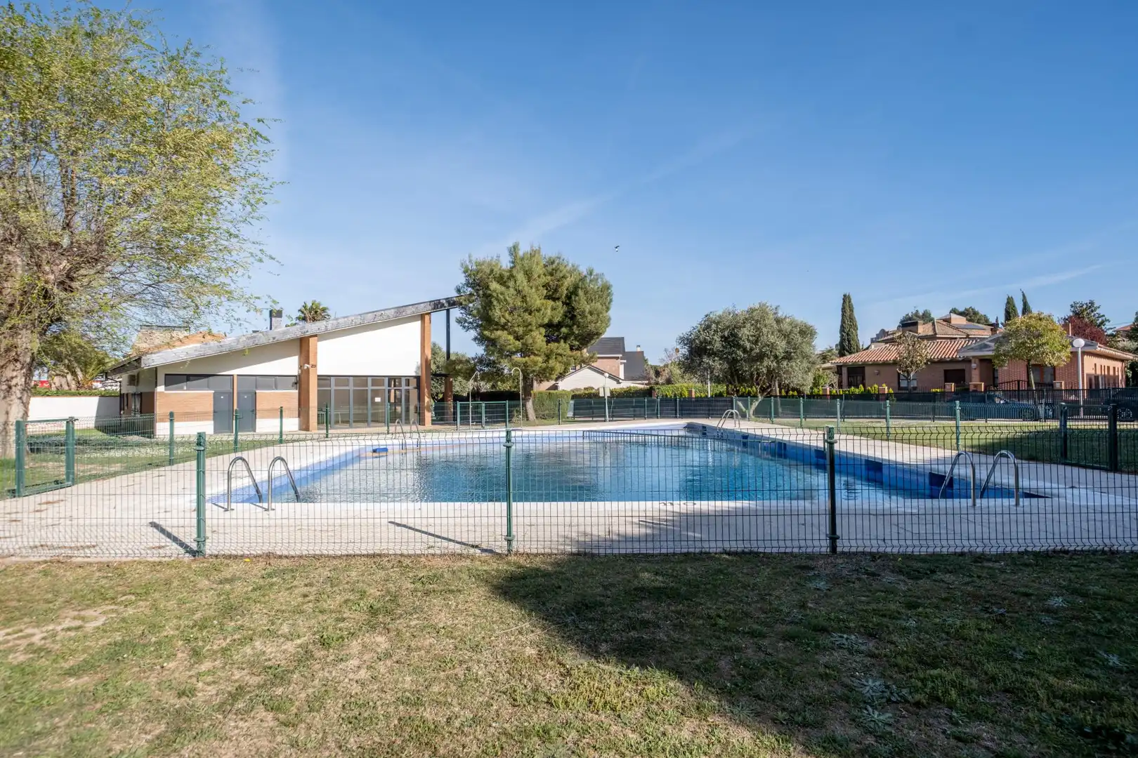 Swimming pool of Residential for sale in Zaragoza