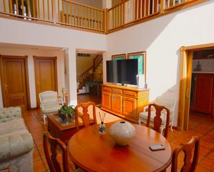 Sala d'estar de Casa adosada en venda en El Rosario amb Aire condicionat, Terrassa i Piscina
