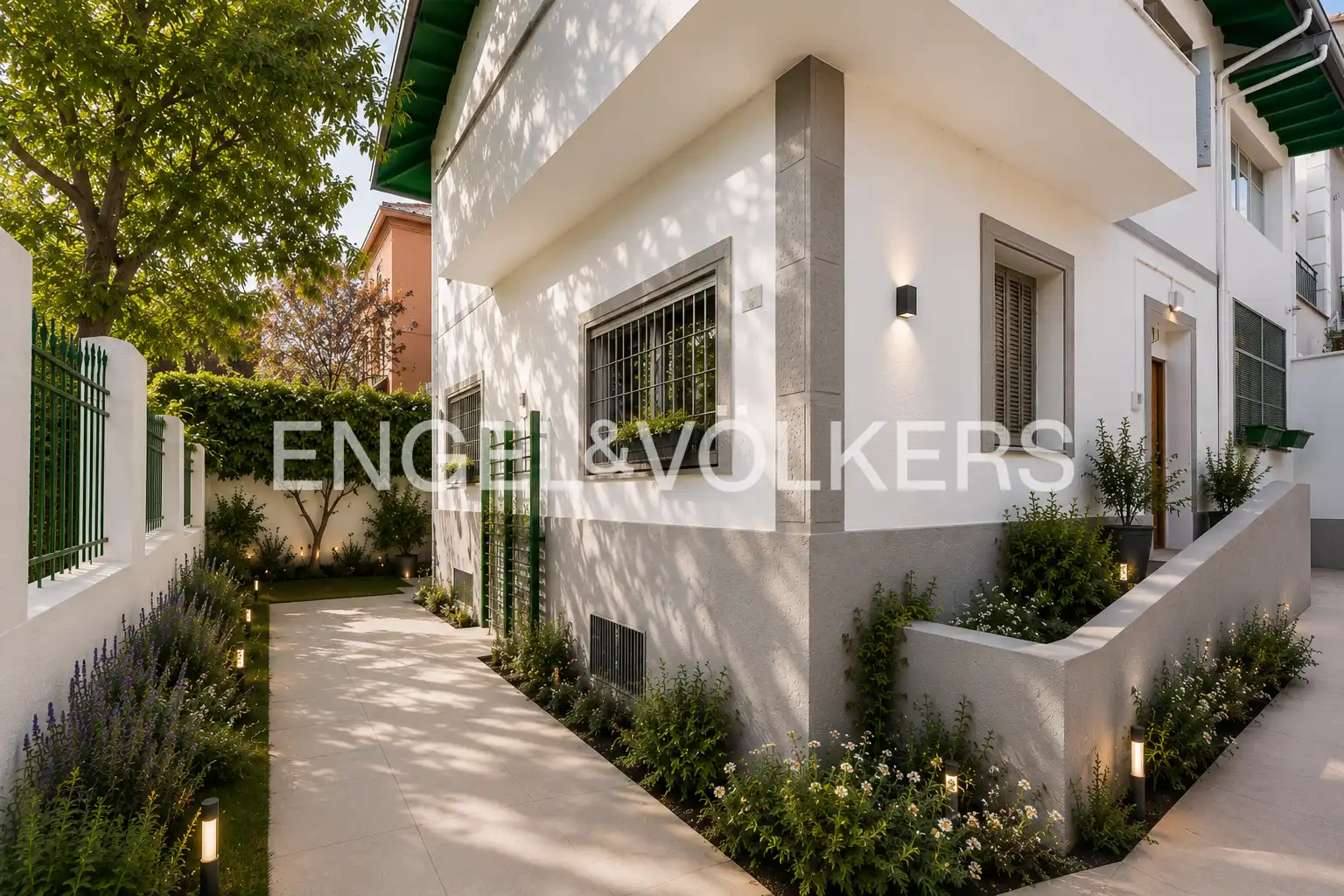 Vista exterior de Casa o xalet en venda en Madrid amb Calefacció, Jardí privat i Balcó