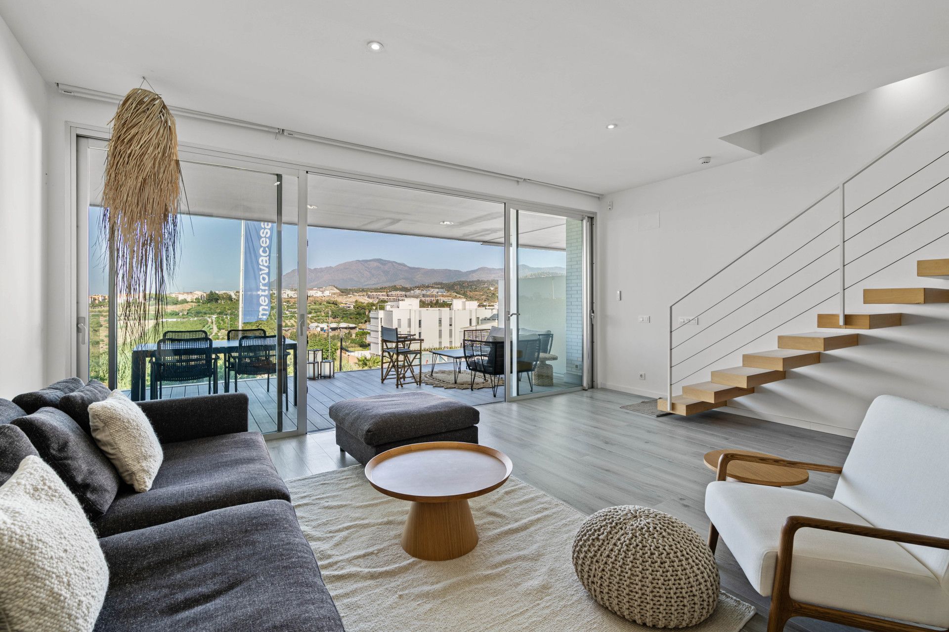 Sala de estar de Casa adosada de alquiler en Estepona con Aire acondicionado, Terraza y Piscina