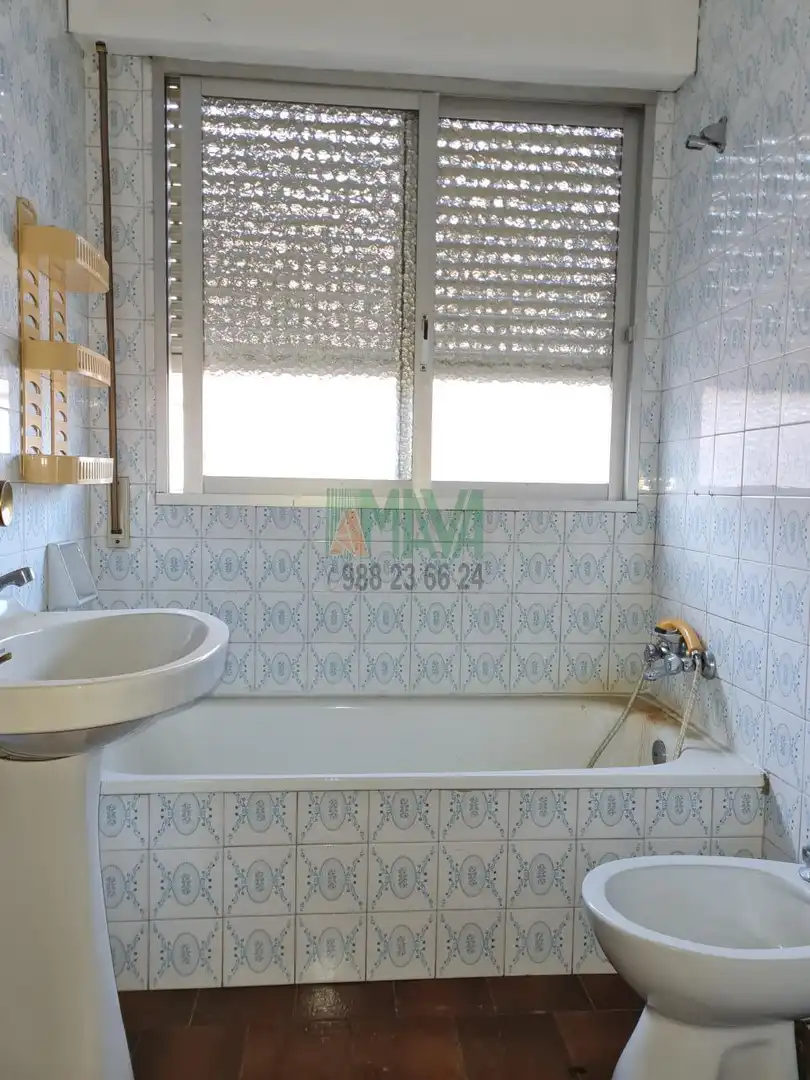 Bathroom of Flat for sale in Ourense Capital   with Heating, Parquet flooring and Storage room
