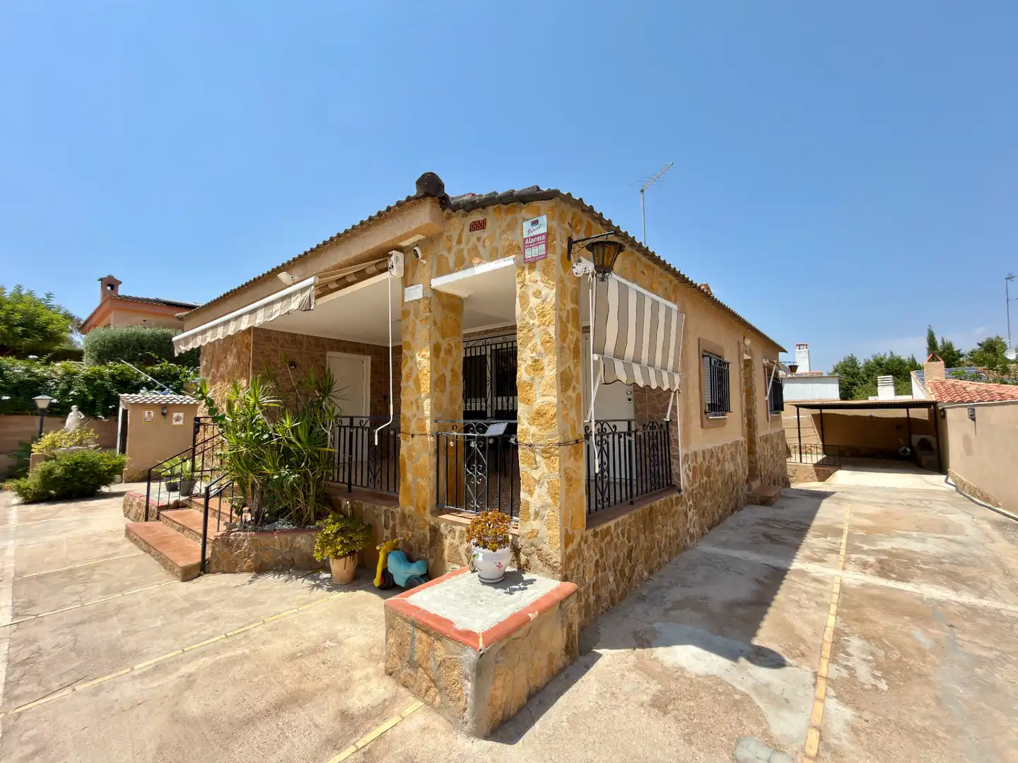 Vista exterior de Casa o xalet en venda en Chiva amb Aire condicionat, Jardí privat i Terrassa