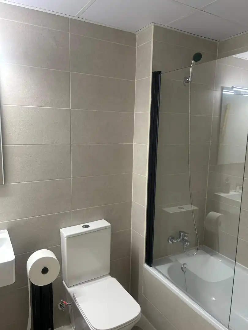 Baño de Piso de alquiler en Dos Hermanas con Aire acondicionado, Terraza y Amueblado