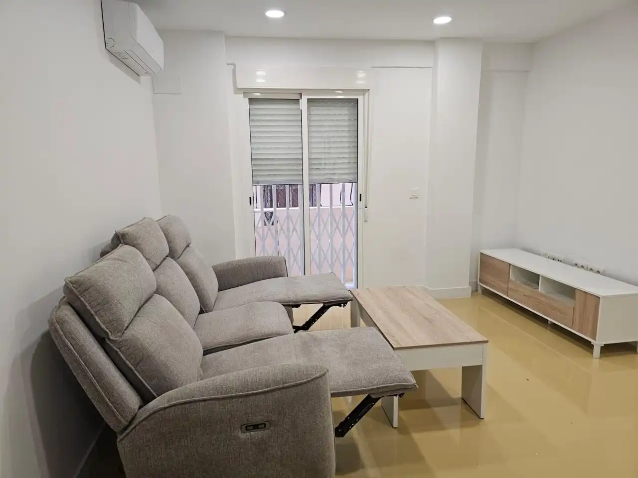 Sala de estar de Piso de alquiler en Almería con Aire acondicionado y Amueblado