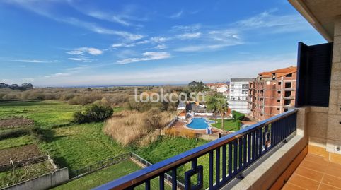 Noalla. Piso a 800m. de Playa de A Lanzada, 2 terrazas vistas mar, jardín y piscina común.