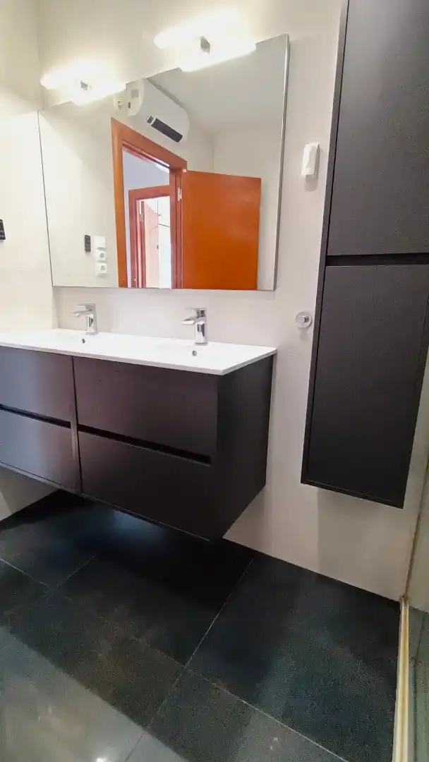 Badezimmer von Einfamilien-Reihenhaus zum Verkauf in Cambrils mit Klimaanlage, Heizung und Privatgarten