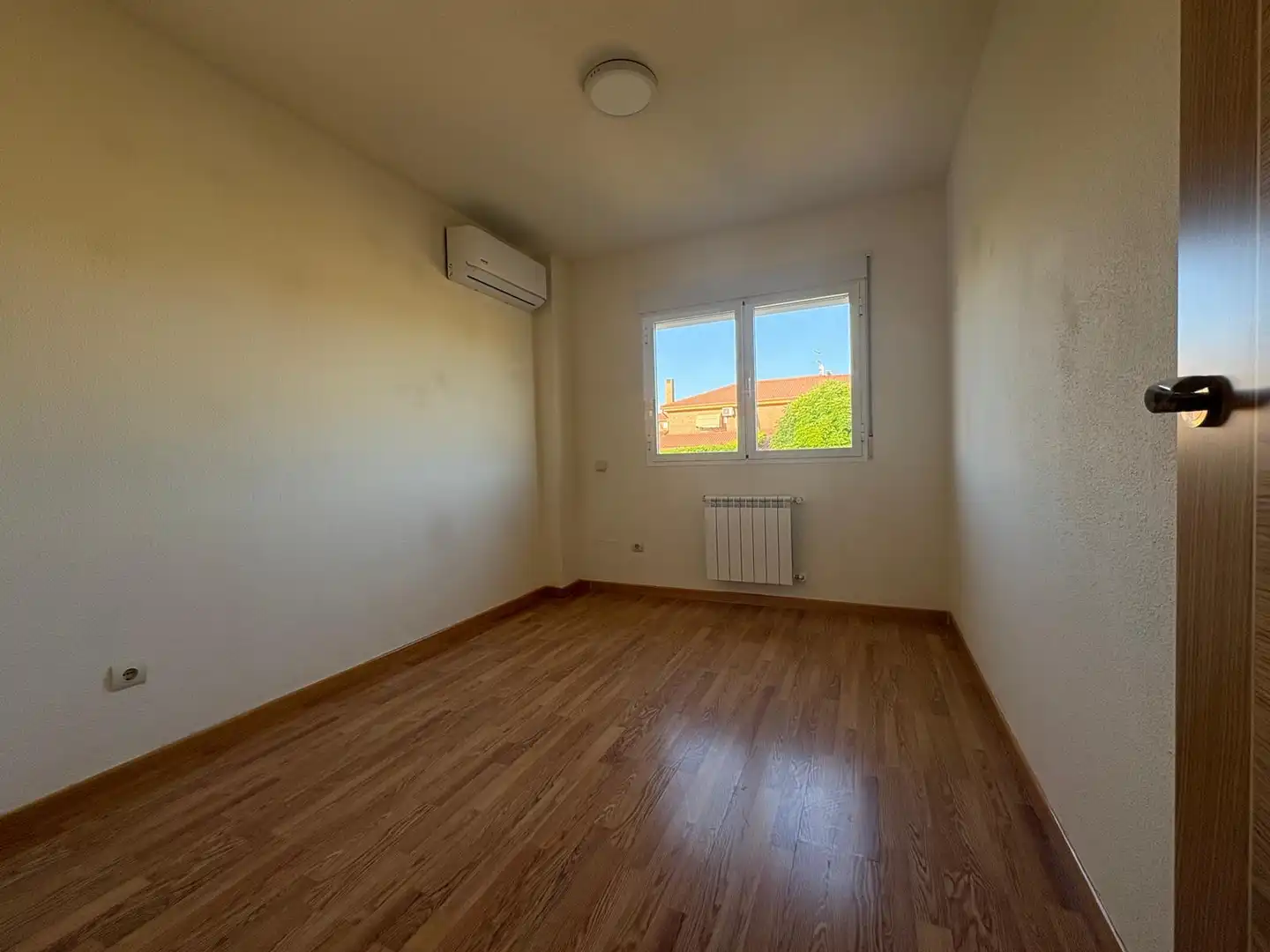 Dormitori de Casa o xalet en venda en Torres de la Alameda amb Aire condicionat, Calefacció i Jardí privat