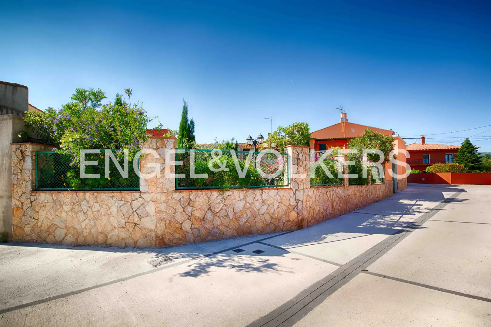 Vista exterior de Casa adosada en venta en Garriguella con Calefacción, Jardín privado y Terraza