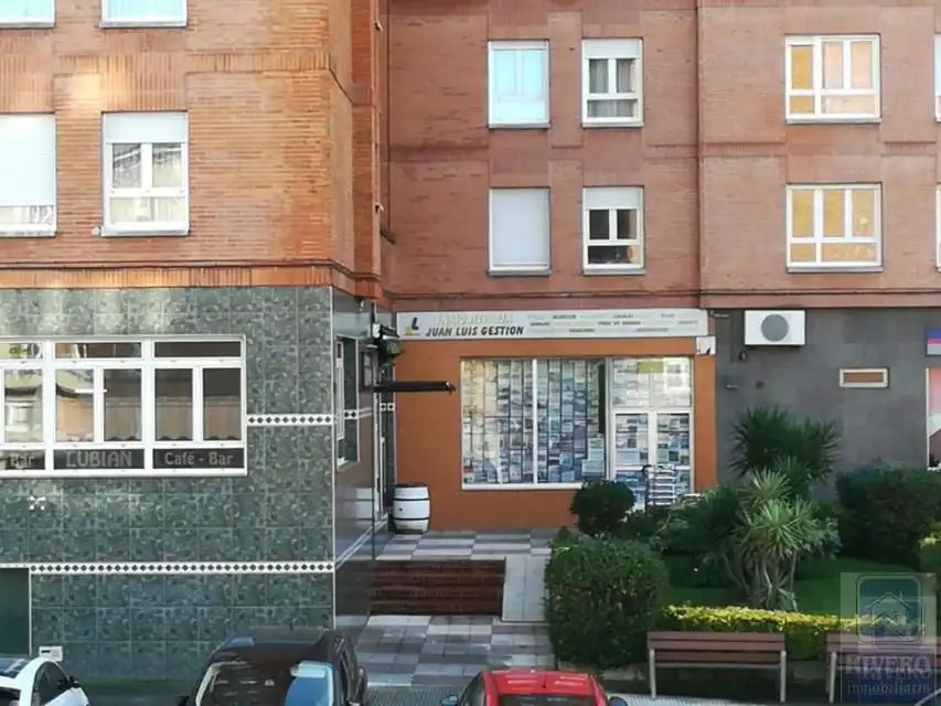 Vista exterior de Local en venda en Avilés