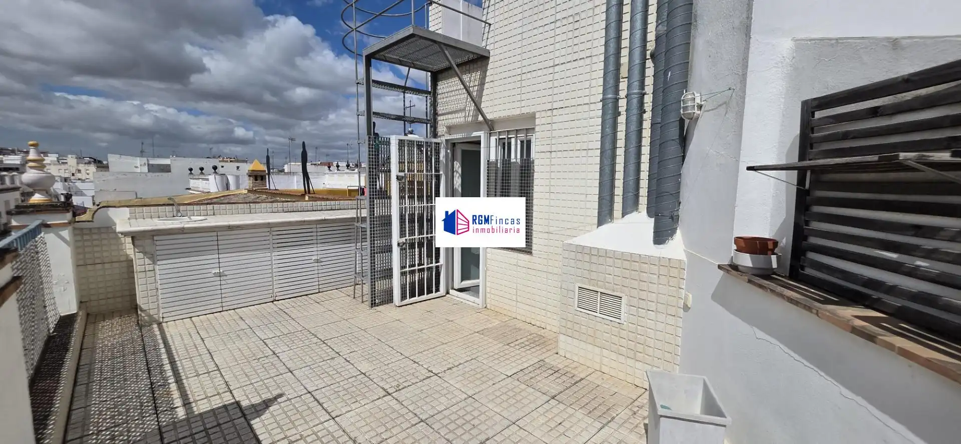 Vista exterior de Casa o xalet de lloguer en Sevilla amb Aire condicionat, Calefacció i Terrassa