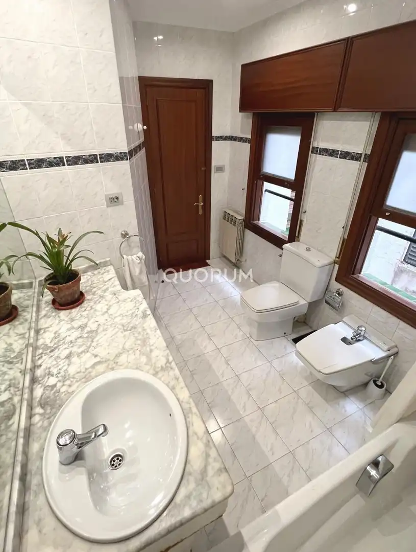 Badezimmer von Wohnung zum Verkauf in Bilbao  mit Heizung