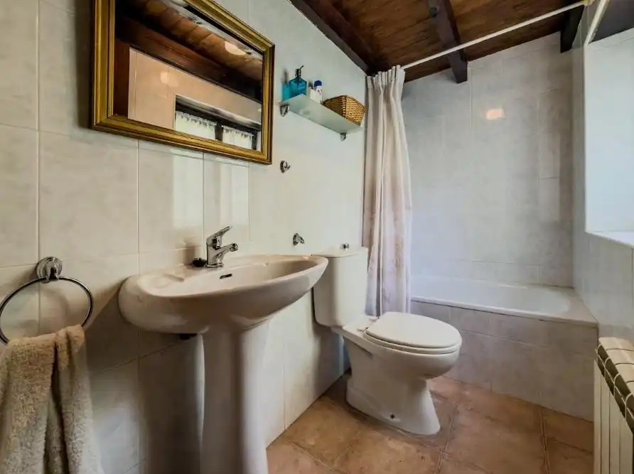 Baño de Casa o chalet en venta en Pesaguero con Calefacción, Terraza y Amueblado